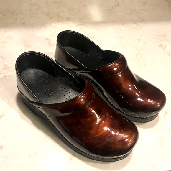 shiny clogs